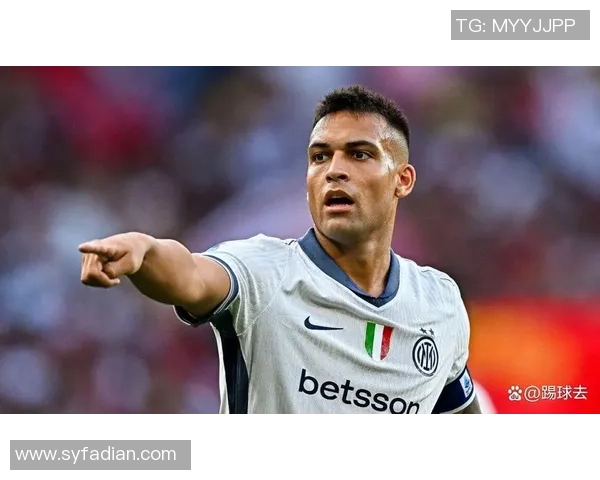 马丁内斯的传奇旅程：从草根球员到世界足球明星的蜕变与奋斗